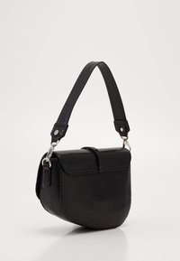 Borsa a tracolla nera con una forma strutturata, materiale testurizzato e un motivo intrecciato. Caratterizzata da una corta tracolla e accenti in metallo argentato.