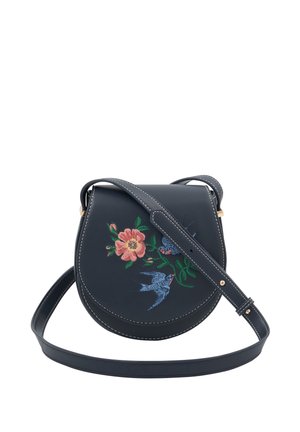 Petit sac bandoulière en cuir noir avec broderies florales et d'oiseaux, couture blanche le long des bords et bandoulière ajustable.