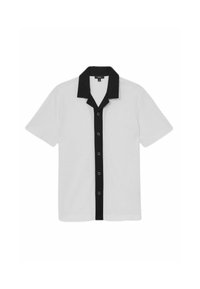 Cămașă cu mânecă scurtă din țesătură albă cu dungi, având un guler negru și o plachetă frontală cu nasturi. Design minimalist cu culori contrastante.