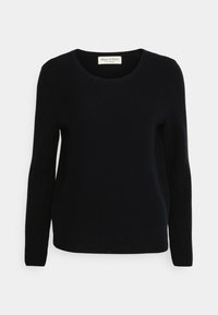 Schwarzer gerippter Strickpullover mit langen Ärmeln und Rundhalsausschnitt, flach gelegt mit sichtbarem Marc O'Polo Etikett im Kragen.