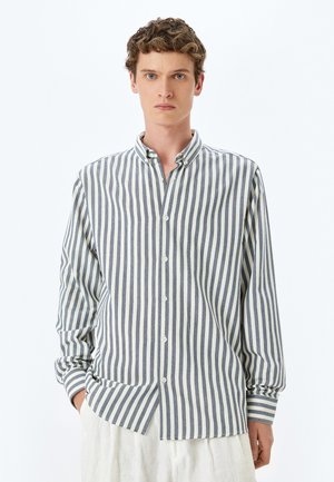 Gestreifte Button-Down-Hemd in Blau und Weiß, mit Kragen, langen Ärmeln und entspannter Passform. Die Stoffoberfläche wirkt glatt und leicht.