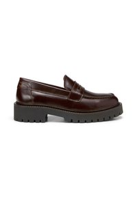 Bruine leren instappers met een moccasin-achtige uitstraling en een dikke zwarte rubberen zool. Voorzien van stiksels en een gladde afwerking.