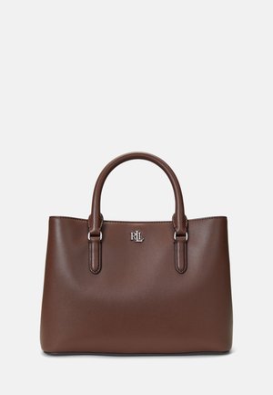 Sac à main en cuir marron avec double poignée et un petit logo RLL argenté centré près du haut à l'avant.