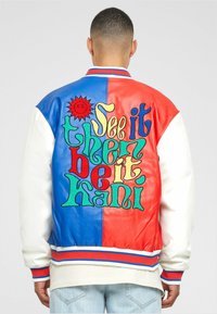 Karl Kani - RETRO PATCH BLOCKCOLLEGE - Bomber stiliaus striukė - red blue offwhite Miniatiūros vaizdas 1