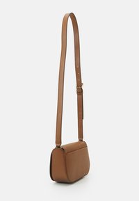 Borsa a tracolla in cuoio marrone con forma strutturata, superficie liscia, lunga tracolla regolabile e design minimalista. Nessun hardware visibile.