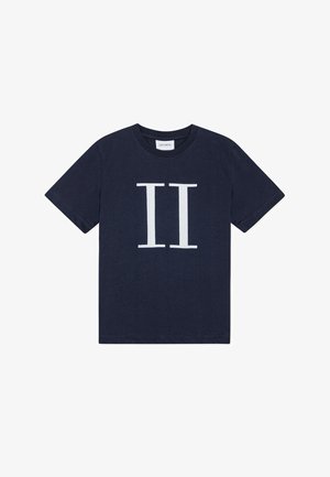 Tmavě modré bavlněné tričko s bílým grafickým motivem "II" na přední straně. Kulatý výstřih a krátké rukávy, se rovně střiženým spodním lemem.