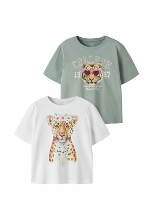 Grøn t-shirt med tiger iført hjerteformede solbriller og tekst, hvid t-shirt med leopard iført lyserød blomsterkrans.