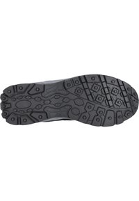 Svart gummiyttersula med ett texturerat mönster för dragkraft, med hexagonala och cirkulära knottror för ökad grepp på olika ytor.