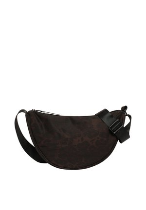 Sac bandoulière marron foncé en forme de demi-lune avec un motif camouflage discret et une sangle noire réglable avec boucle métallique.