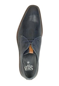 Donkerblauwe leren schoen met een gestructureerde afwerking, voorzien van een puntige neus, bruine accenten en ton-sur-ton veters. Aan de binnenkant is een merkdetail zichtbaar.