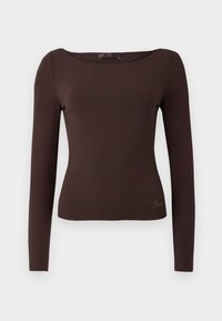 Top lung cu mânecă lungă, de culoare maro, dintr-un material moale, cu decolteu rotund. Prezintă un logo discret al brandului în aur pe partea din stânga jos. Siluetă ajustată.