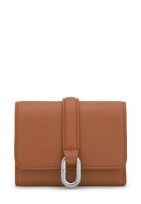 Cartera de cuero marrón con acabado texturizado, de forma rectangular y con detalles en metal plateado. Cuenta con un cierre de correa frontal.