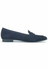 Mocassin plat pour femme en daim bleu marine avec un petit talon et une bride décorative sur le dessus.
