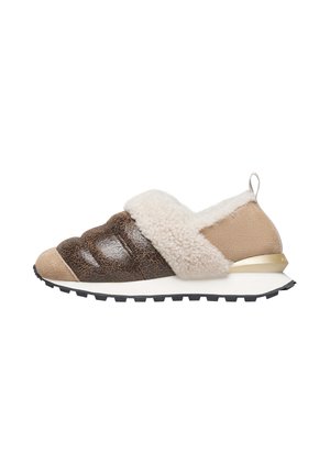 Scarpa slip-on con tomaia in pelle marrone screpolata, colletto in morbido finto pelliccia beige e suola in gomma nera leggera con un accentuazione dorata.
