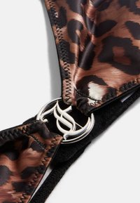 Leopardprint bikini top met een gladde stof, een bruin en zwart kleurenschema, en een zilveren ronde sluiting als opvallend detail.