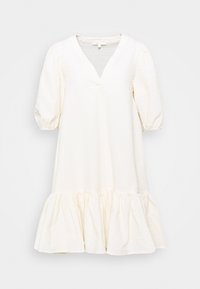 Weißes, strukturiertes Midi-Kleid mit V-Ausschnitt, gepufften Dreiviertelärmeln und einem rüschierten Saum, auf einem einfarbigen Hintergrund präsentiert.