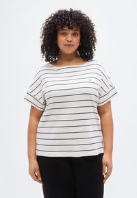 Λευκή κοντομάνικη μπλούζα με ναυτικό οριζόντιο ρίγες, φαρδιά λαιμόκοψη και μικρό λογότυπο της μάρκας στο στήθος. Μαλακό βαμβακερό υλικό.