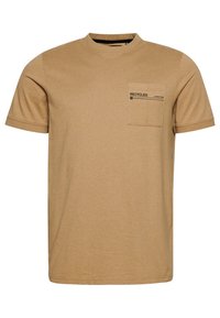 Camiseta de algodón reciclado marrón con cuello redondo, mangas cortas y un bolsillo en el pecho que presenta el texto "RECICLADO" en impresión negra.
