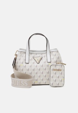 Hvid håndtaske med et geometrisk mønster i beige og brun, udstyret med guldfarvet hardware, korte håndtag og en aftagelig brandrem. Inkluderer en matchende pung.