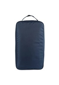 Mochila acolchada de color azul marino con forma rectangular, equipada con un asa superior y una textura suave, diseñada para un uso duradero.