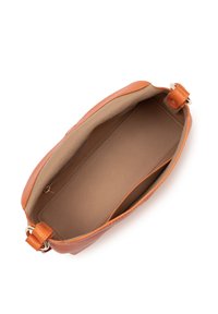 Sac à main en cuir tan avec un extérieur texturé, un intérieur lisse et une poche zippée. Présente des accents orange et une forme structurée.