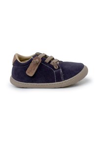 Scarpa in suede blu navy con dettagli marroni, punta rotonda e suola in gomma beige. Presenta lacci coordinati e un'etichetta beige sul lato per un tocco di dettaglio.