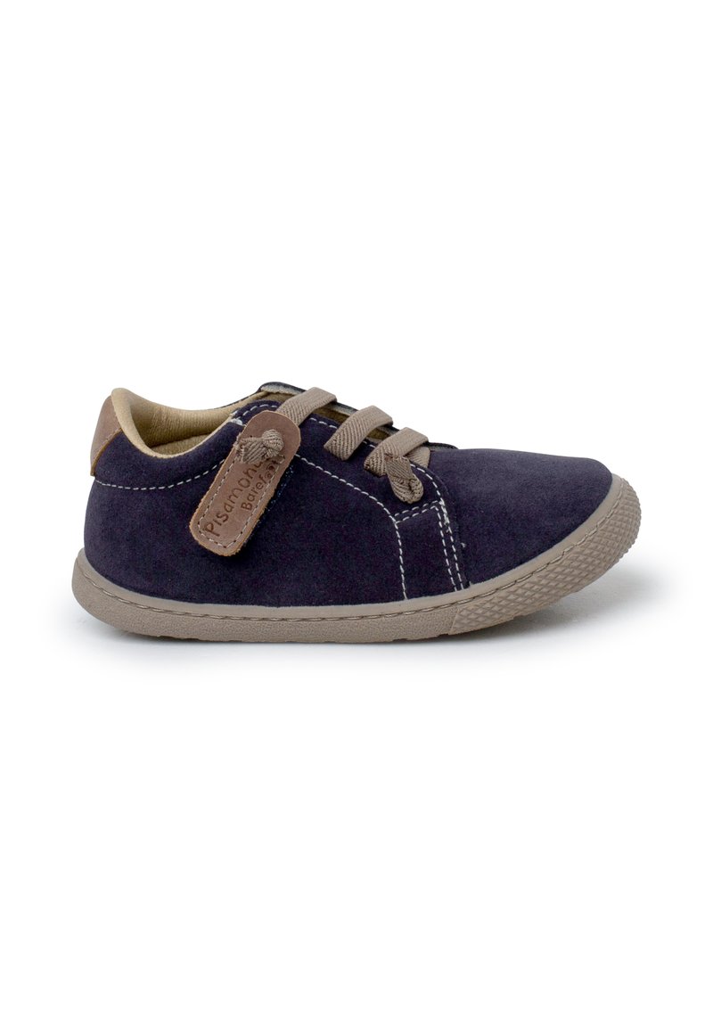 Scarpa in suede blu navy con dettagli marroni, punta rotonda e suola in gomma beige. Presenta lacci coordinati e un'etichetta beige sul lato per un tocco di dettaglio.