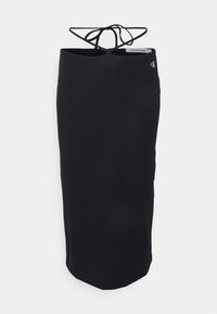 Svart midiklänning i slät tyg. Har tunna korsande axelremmar och en etikett som visar "Calvin Klein Jeans." Rakt snitt.