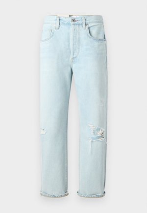 Jean en denim bleu clair avec une coupe décontractée, présentant des déchirures usées à l'avant, des ourlets retroussés et un design classique à cinq poches.