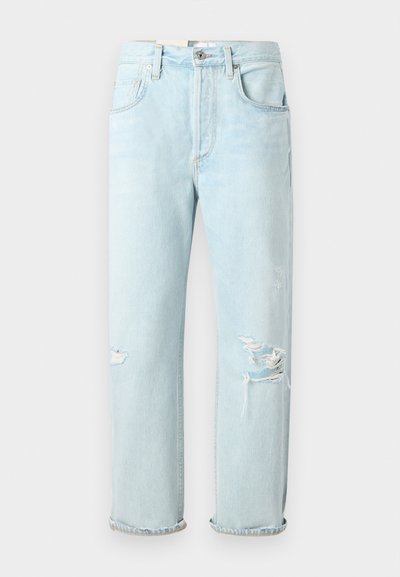Jeans in denim azzurro chiaro con una vestibilità rilassata, caratterizzati da strappi sfilacciati sul davanti, orli arrotolati e un classico design a cinque tasche.
