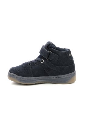 Zapatilla alta de ante negra con una correa de Velcro, parte delantera con cordones, lengüeta de malla y suela de goma con un patrón texturizado.