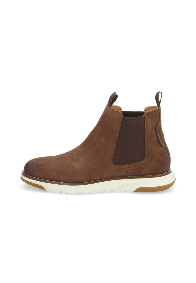 Bottine en daim marron avec des panneaux latéraux élastiques, une sangle de traction et une semelle en caoutchouc blanche. Comprend des accents de couture et un design de bout arrondi.