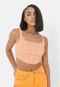 Pfirsichfarbener, gerippter Crop-Top mit quadratischem Ausschnitt und dicken Schulterträgern, der strukturierte Paneele für Designdetails aufweist.