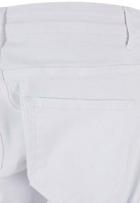Pantalones vaqueros blancos de denim con una textura suave, que cuentan con dos bolsillos traseros y una costura sutil a lo largo de las costuras. Diseño y ajuste clásicos.