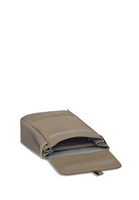 Laptop sleeve met een beige waterdichte buitenkant, een gevoerde binnenkant en een ritssluiting met een geaccentueerd textuurpaneel.