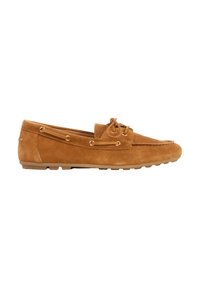 Mocassin en daim marron avec des détails en cuir sur les lacets, une semelle basse à crampons et des coutures de style mocassin sur fond blanc.