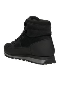 Černá turistická bota s svrchní částí z semiše a syntetického materiálu, zesílenými očky, polstrovaným límcem, strukturovanou gumovou podrážkou a skloněným podpatkem.