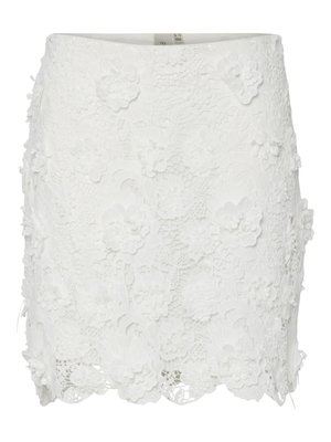 Falda de encaje blanco con un diseño floral, adornos de flores en relieve, una superficie texturizada y un dobladillo con forma de ondulación.