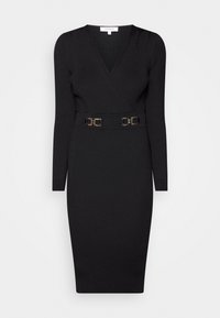 Schwarzes geripptes Strickkleid mit V-Ausschnitt, langen Ärmeln und taillierter Silhouette. Verfügt über einen Gürtel mit goldfarbener Hardware-Akzenten.