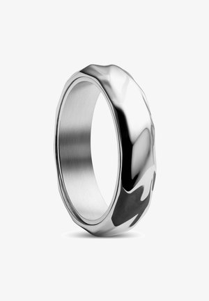 Srebrna obrączka z wypolerowaną, gładką powierzchnią i lekko nieregularnym kształtem. Wnętrze jest matowe, co kontrastuje z błyszczącą zewnętrzną stroną.