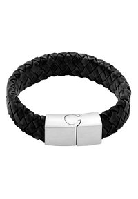 Schwarzes, geflochtenes Lederarmband mit einem glatten, silbernen Magnetverschluss, der ein dezentes, graviertes Emblem zeigt. Texturiertes, flexibles Design.