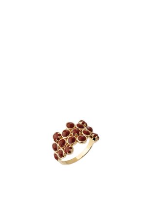 Bague en or avec des pierres précieuses rouges ovales regroupées, disposées en un motif texturé en relief.