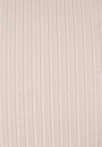 Vaalean beige kangas, jossa on pystysuora uritussuoja. Pintassa on tasaisesti sijoitettuja viivoja, jotka kulkevat rinnakkain, luoden pehmeän, hienovaraisen kuvion.