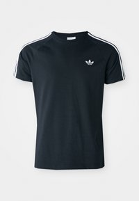 Zwarte katoenen t-shirt met witte drie-streep accenten op de schouders en een klein wit logo op de borst. Klassiek crewneck ontwerp.