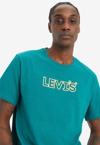 Levi's® RELAXED FIT - Trükipildiga T-särk - shady glade