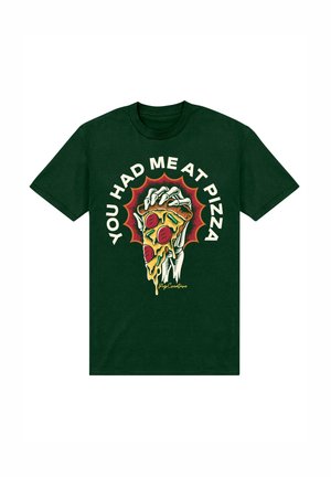 Camiseta de algodón verde oscuro con un gráfico de una mano sosteniendo una rebanada de pizza con pepperoni, queso amarillo y texto en negrita.