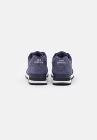 Sneakers New Balance blu navy con tomaia in camoscio e rete, dettagli del logo bianco, collare imbottito e suola in gomma nera e bianca.