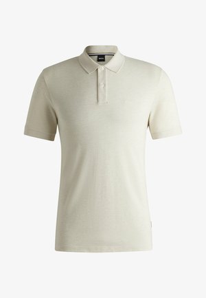 Beige polo shirt lavet af blødt stof, med en klassisk krave, tre knaplukninger og et diskret brandlogo. Korte ærmer.