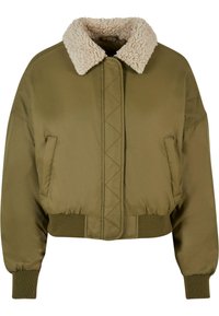 Giubbotto bomber verde oliva con colletto in shearling, polsini e vita a coste, caratterizzato da una parte anteriore trapuntata e tasche laterali.