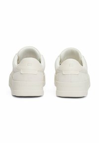 Weiße Sneakers mit einem glatten Lederobermaterial und strukturierten Akzenten. Verfügt über einen gepolsterten Knöchelkragen und eine dicke Gummisohle. Logoprägung an der Ferse.